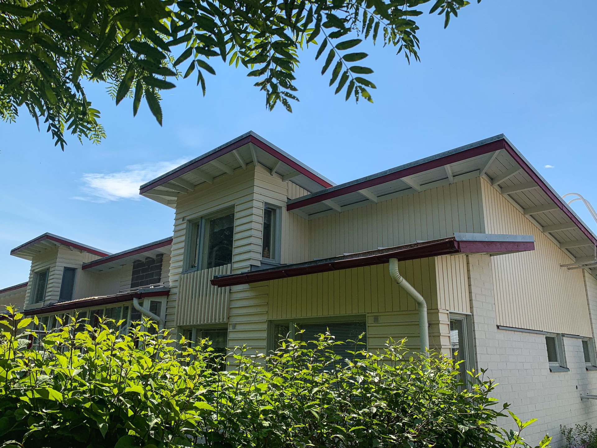 "Kotirempax hoiti rivitalon, autokatoksen ja varaston maalauksen sovitun aikataulun mukaisesti. Yhteydenpito toimi erittäin hyvin ja nuoret miehet tekivät huolellista työtä!"